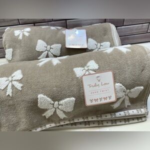 Truly Lou ❤️ Super soft Light beige 100% Cotton  Bows (2) Bath Towels NWT